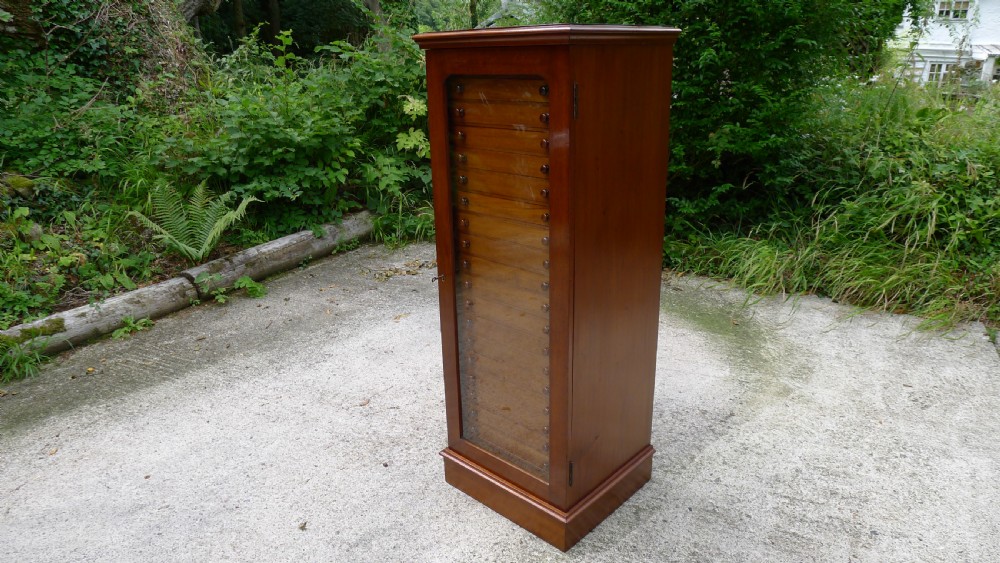 AN EXCELLENT 20 DRAWER MAHOGANY COLLECTORS CABINET BY WATKINS & DONCASTER OF THE STRAND, LONDON. CIRCA 1900. View V