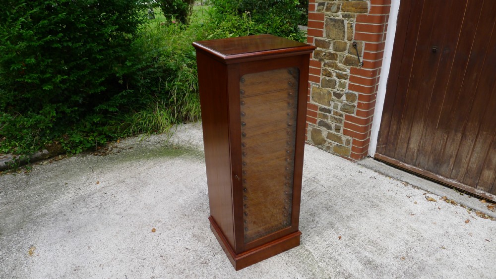 AN EXCELLENT 20 DRAWER MAHOGANY COLLECTORS CABINET BY WATKINS & DONCASTER OF THE STRAND, LONDON. CIRCA 1900. View VI