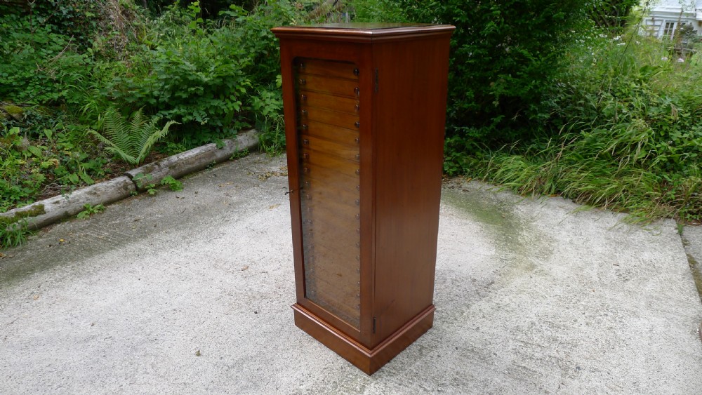 AN EXCELLENT 20 DRAWER MAHOGANY COLLECTORS CABINET BY WATKINS & DONCASTER OF THE STRAND, LONDON. CIRCA 1900. View XVI