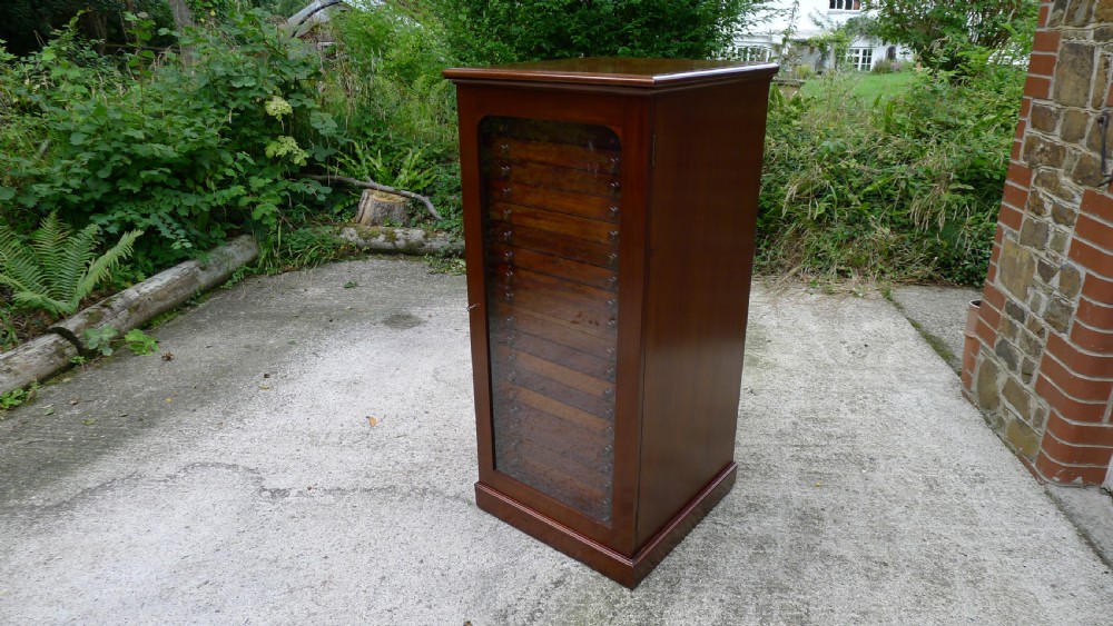 A 20 DRAWER MAHOGANY COLLECTORS CABINET BY J.T.CROCKETT OF LONDON. CIRCA 1890. View III