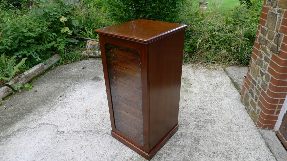 A 20 DRAWER MAHOGANY COLLECTORS CABINET BY J.T.CROCKETT OF LONDON. CIRCA 1890. View IV