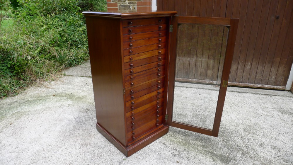 A 20 DRAWER MAHOGANY COLLECTORS CABINET BY J.T.CROCKETT OF LONDON. CIRCA 1890. View VI