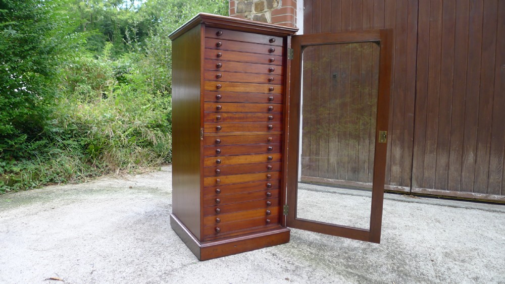 A 20 DRAWER MAHOGANY COLLECTORS CABINET BY J.T.CROCKETT OF LONDON. CIRCA 1890. View XIII