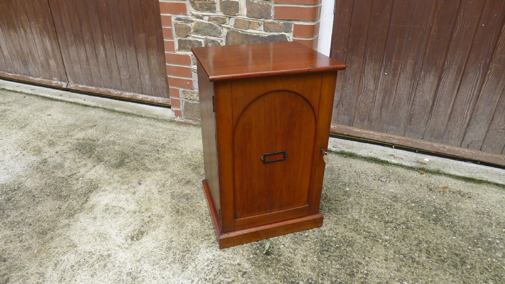 A SMALL AND VERY ATTRACTIVE 12 DRAWER MAHOGANY COLLECTORS CABINET, LATE OF J.C.DALE AND E.R.DALE. CIRCA 1870. View II