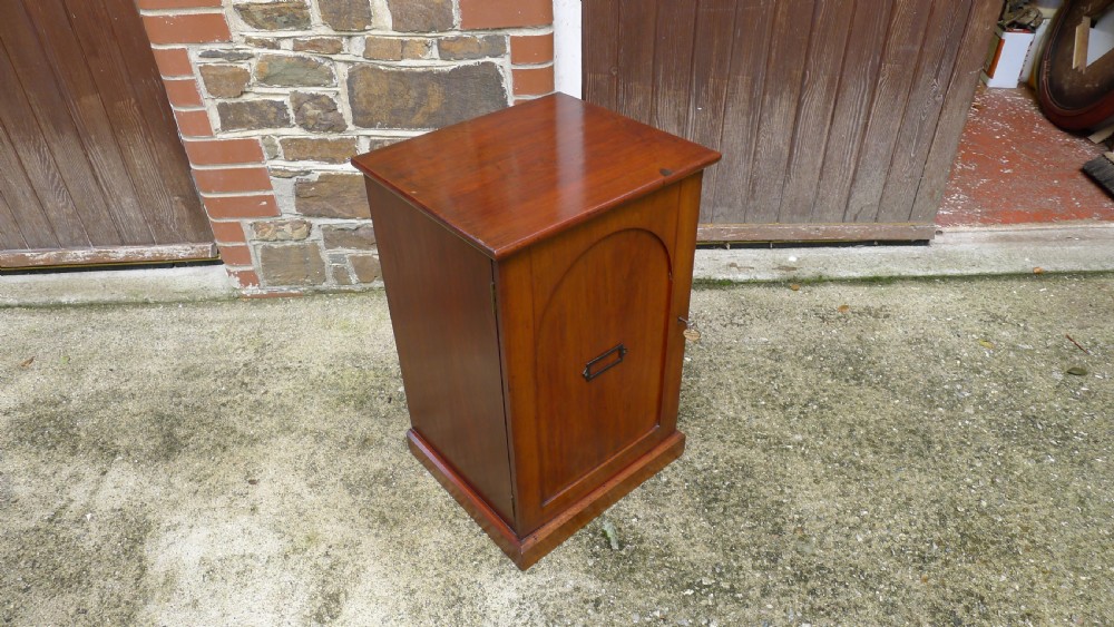 A SMALL AND VERY ATTRACTIVE 12 DRAWER MAHOGANY COLLECTORS CABINET, LATE OF J.C.DALE AND E.R.DALE. CIRCA 1870. View IV