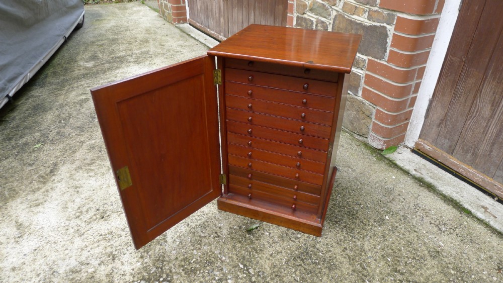 A SMALL AND VERY ATTRACTIVE 12 DRAWER MAHOGANY COLLECTORS CABINET, LATE OF J.C.DALE AND E.R.DALE. CIRCA 1870. View V