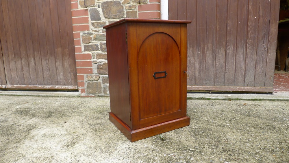 A SMALL AND VERY ATTRACTIVE 12 DRAWER MAHOGANY COLLECTORS CABINET, LATE OF J.C.DALE AND E.R.DALE. CIRCA 1870. View VI