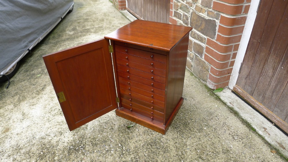 A SMALL AND VERY ATTRACTIVE 12 DRAWER MAHOGANY COLLECTORS CABINET, LATE OF J.C.DALE AND E.R.DALE. CIRCA 1870. View XII