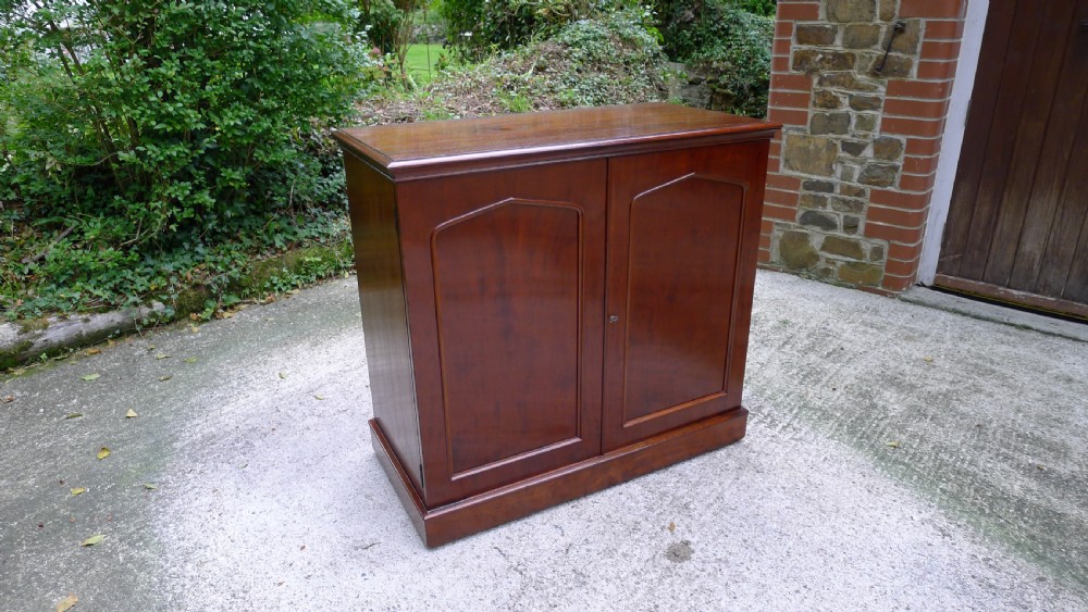 A SUPERB 30 DRAWER COLLECTORS CABINET FOR THE CONNOISSEUR IN SOLID MAHOGANY THROUGHOUT IN THE STYLE OF THOSE SUPPLIED BY JANSEN. CIRCA 1870. View IV