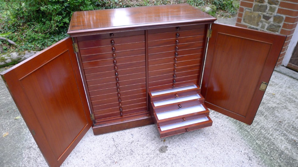 A SUPERB 30 DRAWER COLLECTORS CABINET FOR THE CONNOISSEUR IN SOLID MAHOGANY THROUGHOUT IN THE STYLE OF THOSE SUPPLIED BY JANSEN. CIRCA 1870. View VI
