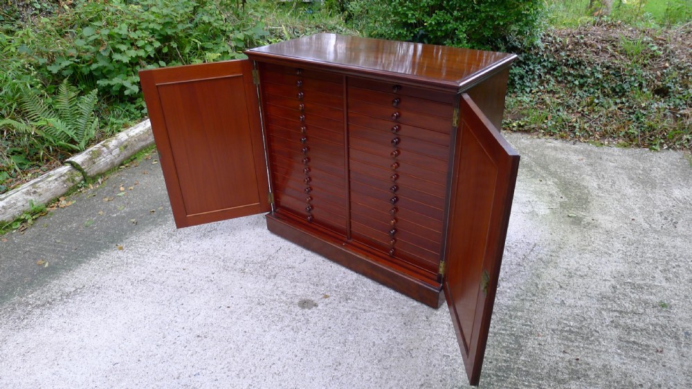 A SUPERB 30 DRAWER COLLECTORS CABINET FOR THE CONNOISSEUR IN SOLID MAHOGANY THROUGHOUT IN THE STYLE OF THOSE SUPPLIED BY JANSEN. CIRCA 1870. View VII
