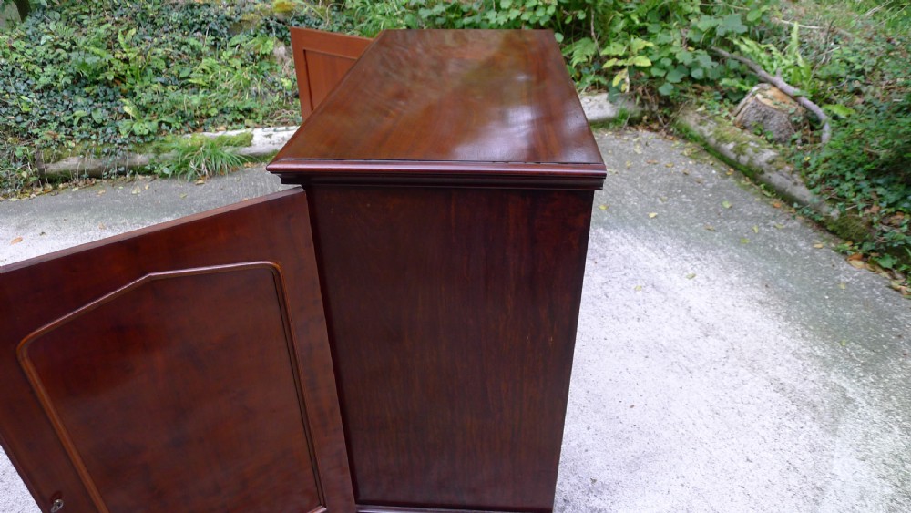 A SUPERB 30 DRAWER COLLECTORS CABINET FOR THE CONNOISSEUR IN SOLID MAHOGANY THROUGHOUT IN THE STYLE OF THOSE SUPPLIED BY JANSEN. CIRCA 1870. View VIII