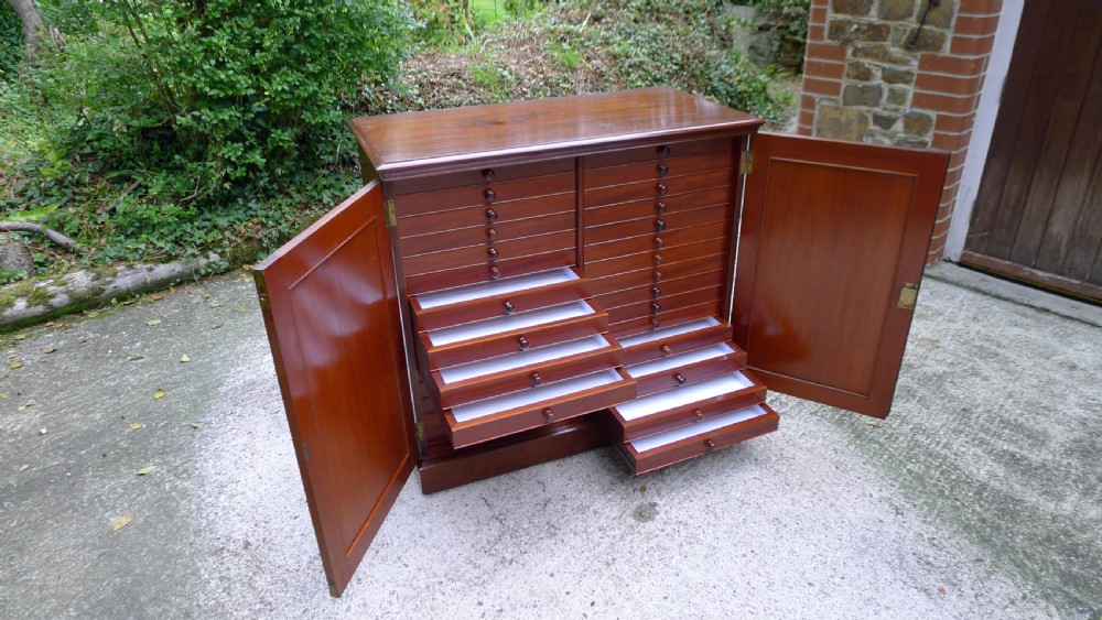 A SUPERB 30 DRAWER COLLECTORS CABINET FOR THE CONNOISSEUR IN SOLID MAHOGANY THROUGHOUT IN THE STYLE OF THOSE SUPPLIED BY JANSEN. CIRCA 1870. View IX