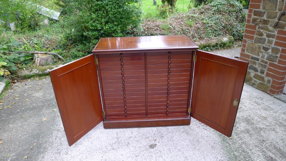 A SUPERB 30 DRAWER COLLECTORS CABINET FOR THE CONNOISSEUR IN SOLID MAHOGANY THROUGHOUT IN THE STYLE OF THOSE SUPPLIED BY JANSEN. CIRCA 1870. View XII
