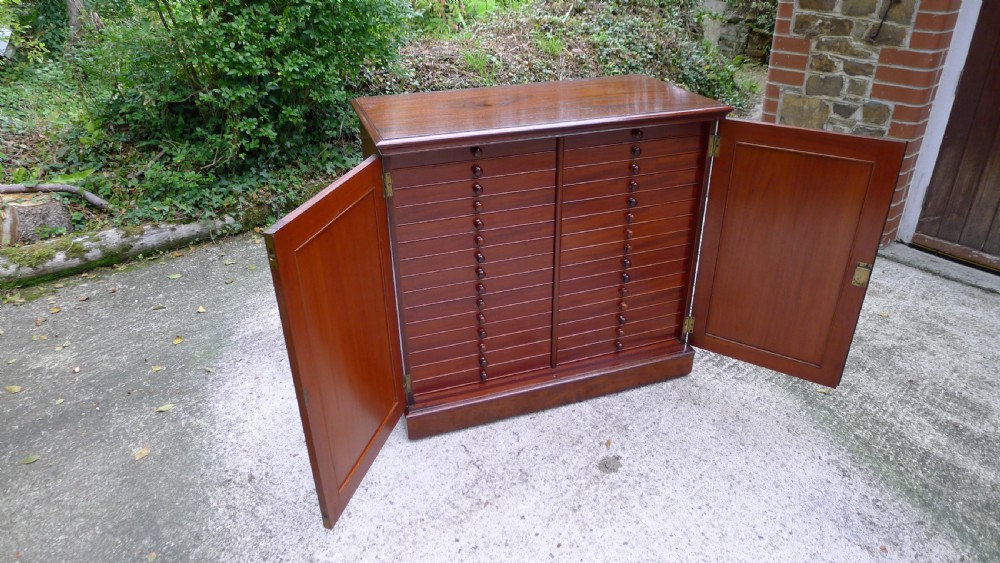 A SUPERB 30 DRAWER COLLECTORS CABINET FOR THE CONNOISSEUR IN SOLID MAHOGANY THROUGHOUT IN THE STYLE OF THOSE SUPPLIED BY JANSEN. CIRCA 1870. View XIII