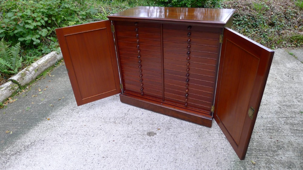 A SUPERB 30 DRAWER COLLECTORS CABINET FOR THE CONNOISSEUR IN SOLID MAHOGANY THROUGHOUT IN THE STYLE OF THOSE SUPPLIED BY JANSEN. CIRCA 1870. View XIV