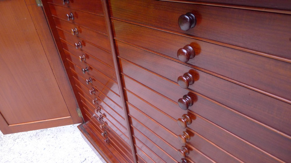 A SUPERB 30 DRAWER COLLECTORS CABINET FOR THE CONNOISSEUR IN SOLID MAHOGANY THROUGHOUT IN THE STYLE OF THOSE SUPPLIED BY JANSEN. CIRCA 1870. View XV