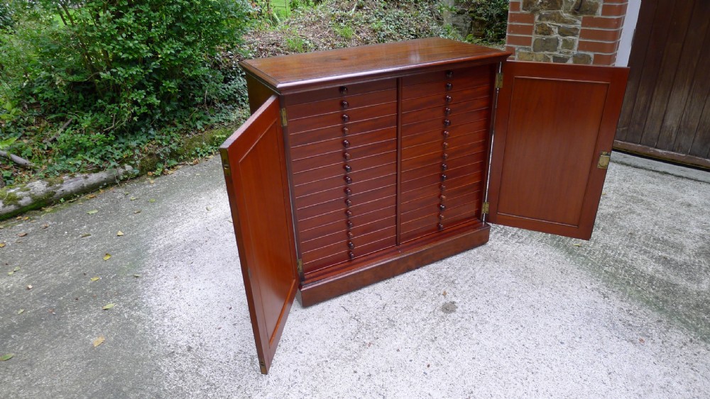 A SUPERB 30 DRAWER COLLECTORS CABINET FOR THE CONNOISSEUR IN SOLID MAHOGANY THROUGHOUT IN THE STYLE OF THOSE SUPPLIED BY JANSEN. CIRCA 1870. View XVII