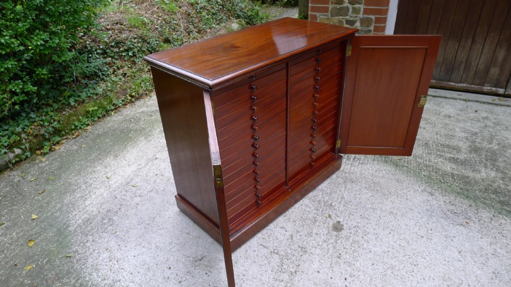 A SUPERB 30 DRAWER COLLECTORS CABINET FOR THE CONNOISSEUR IN SOLID MAHOGANY THROUGHOUT IN THE STYLE OF THOSE SUPPLIED BY JANSEN. CIRCA 1870. View XVIII