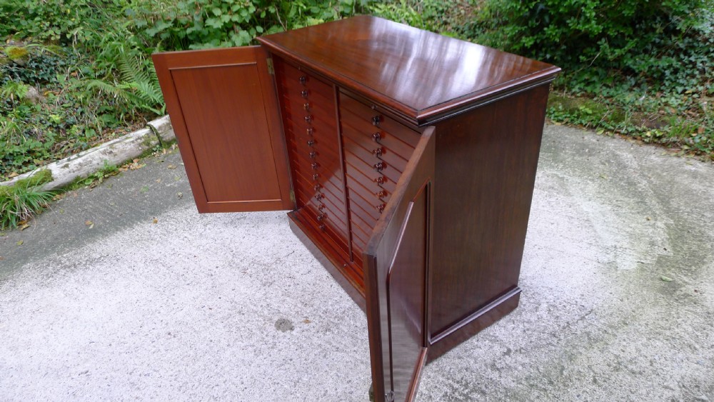 A SUPERB 30 DRAWER COLLECTORS CABINET FOR THE CONNOISSEUR IN SOLID MAHOGANY THROUGHOUT IN THE STYLE OF THOSE SUPPLIED BY JANSEN. CIRCA 1870. View XIX