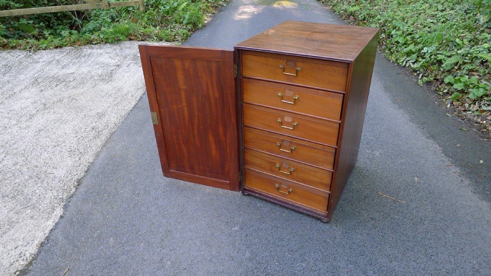 A GOOD SIX DRAWER MAHOGANY COLLECTORS CABINET CIRCA 1830. DEEP DRAWERS.