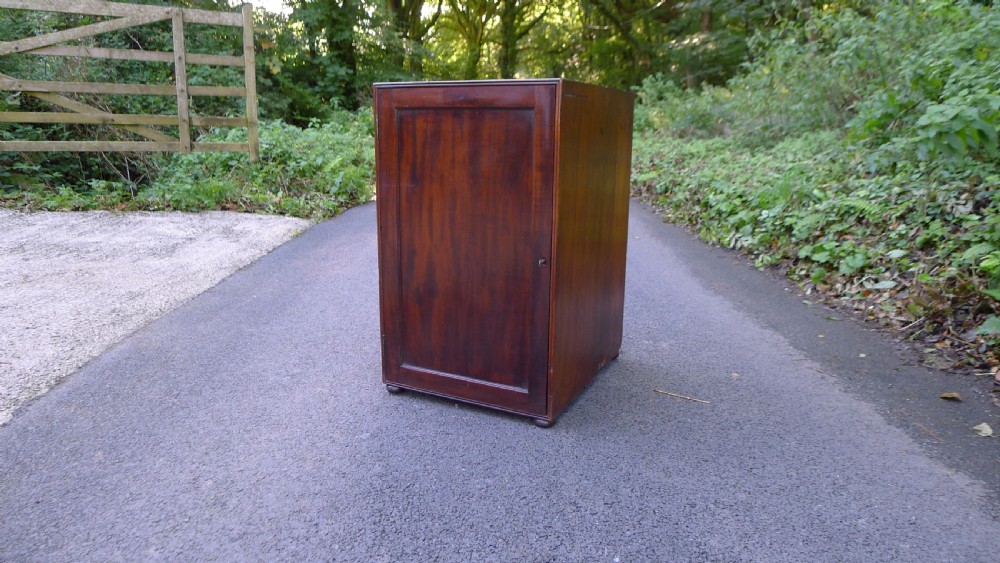 A GOOD SIX DRAWER MAHOGANY COLLECTORS CABINET CIRCA 1830. DEEP DRAWERS. View II