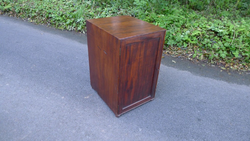 A GOOD SIX DRAWER MAHOGANY COLLECTORS CABINET CIRCA 1830. DEEP DRAWERS. View III