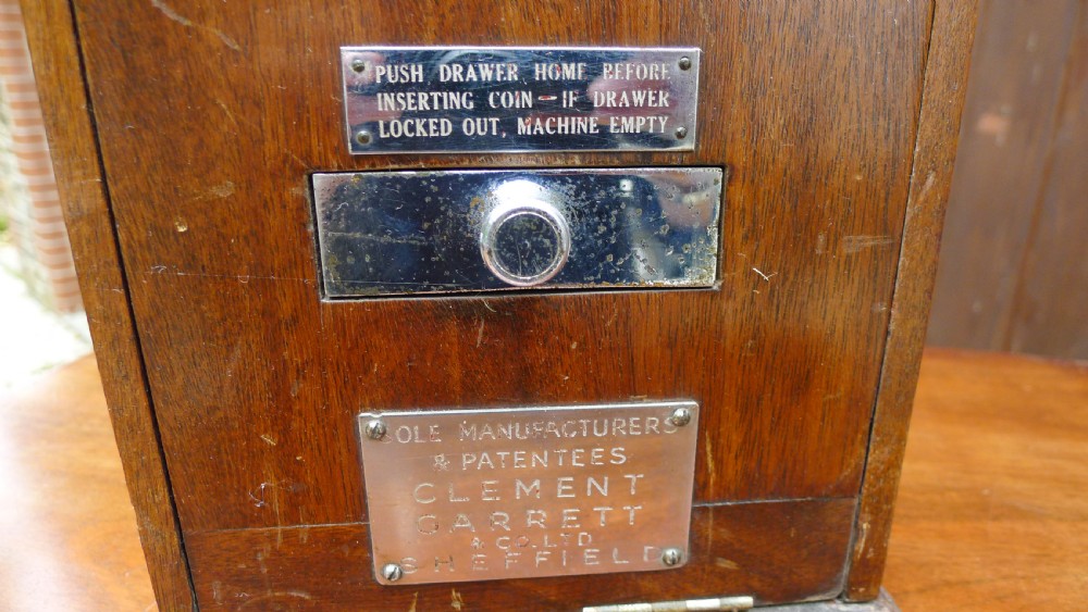 A 'WILD WOODBINE' CIGARETTE VENDING MACHINE IN FULL WORKING ORDER. CIRCA 1930. 3d A PACKET COMPLETE WITH OLD PENNIES!  View IV
