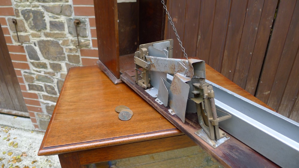 A 'WILD WOODBINE' CIGARETTE VENDING MACHINE IN FULL WORKING ORDER. CIRCA 1930. 3d A PACKET COMPLETE WITH OLD PENNIES!  View XI