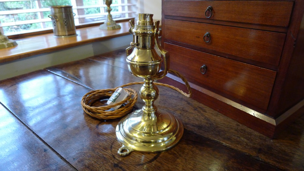 A BRASS GIMBALLED MARITIME LAMP CIRCA 1910. View V