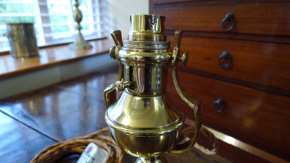 A BRASS GIMBALLED MARITIME LAMP CIRCA 1910. View VI