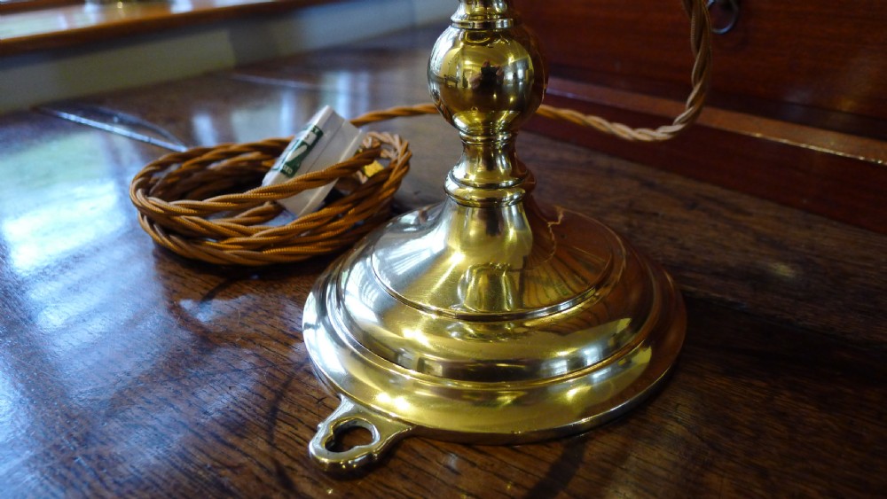 A BRASS GIMBALLED MARITIME LAMP CIRCA 1910. View VII