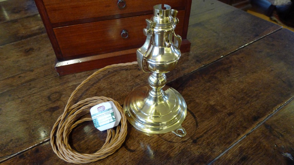 A BRASS GIMBALLED MARITIME LAMP CIRCA 1910. View VIII