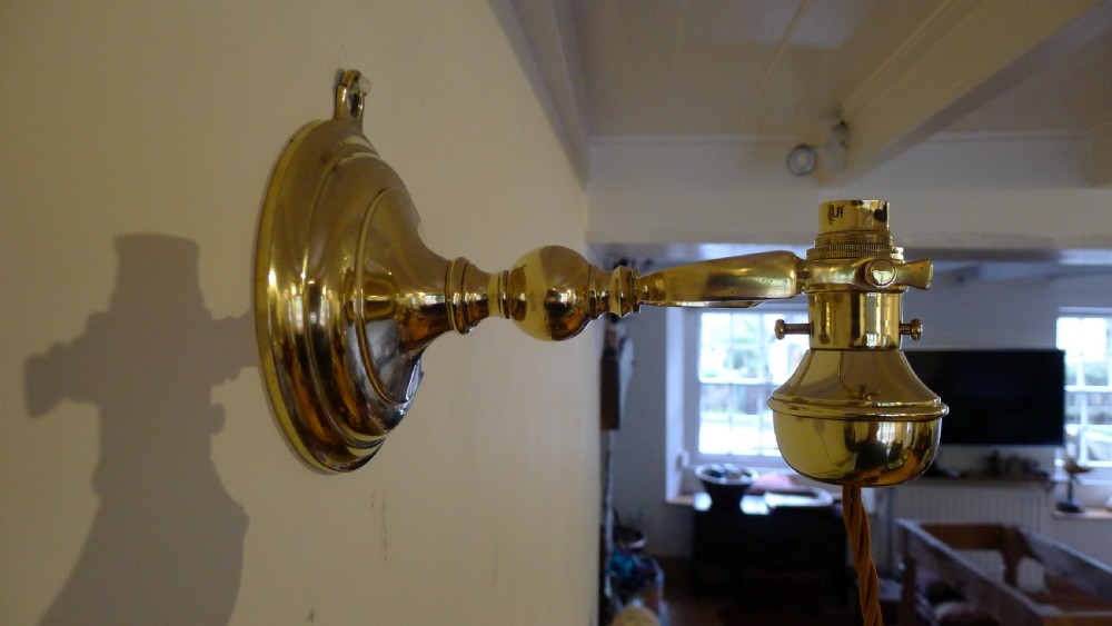 A BRASS GIMBALLED MARITIME LAMP CIRCA 1910. View X
