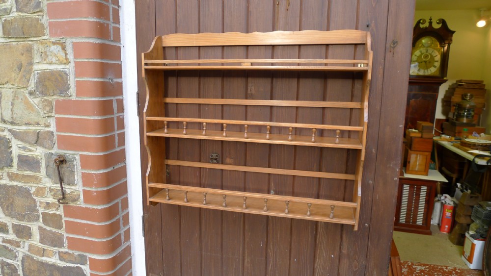 A VICTORIAN DEAL HANGING BOOK SHELF OR DISPLAY RACK. CIRCA 1890. View II