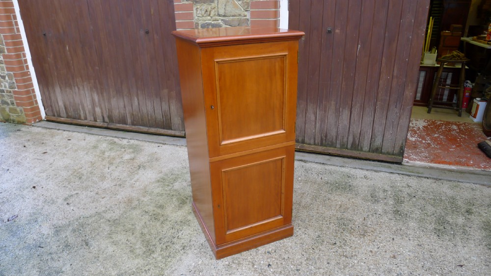 A FINE 20 DRAWER MAHOGANY COLLECTORS CABINET. CIRCA 1910. View II