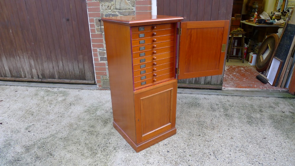 A FINE 20 DRAWER MAHOGANY COLLECTORS CABINET. CIRCA 1910. View III