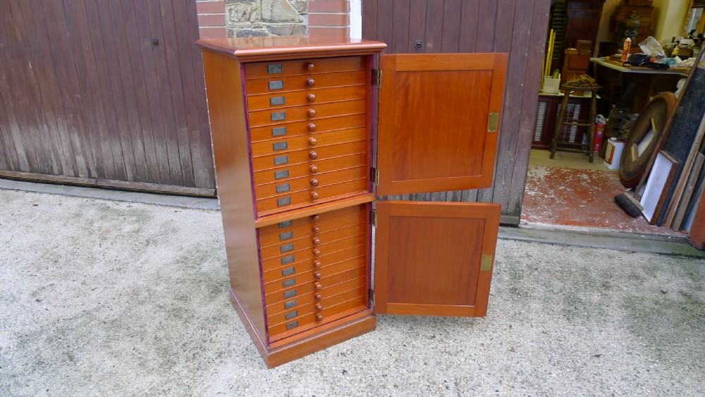 A FINE 20 DRAWER MAHOGANY COLLECTORS CABINET. CIRCA 1910. View IV