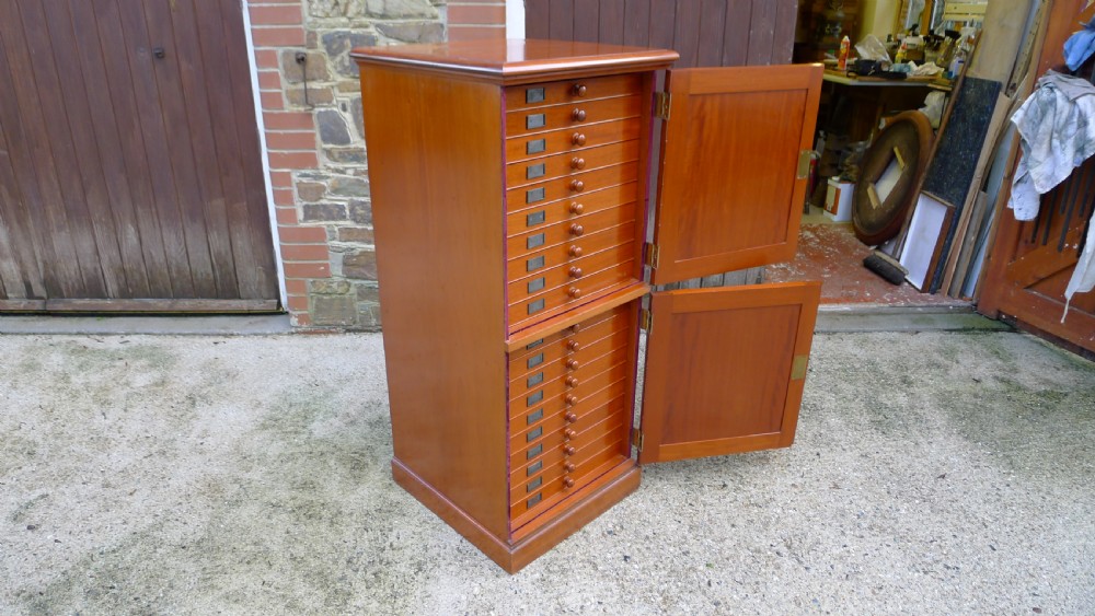 A FINE 20 DRAWER MAHOGANY COLLECTORS CABINET. CIRCA 1910. View V