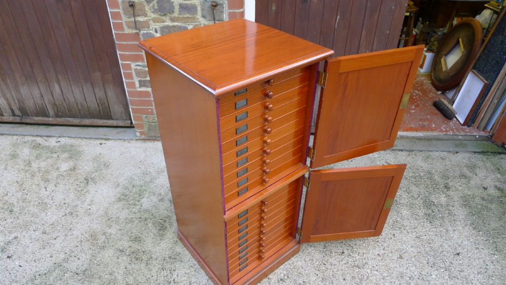 A FINE 20 DRAWER MAHOGANY COLLECTORS CABINET. CIRCA 1910. View VI