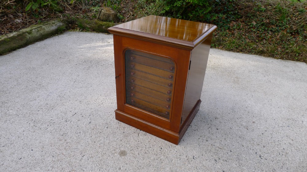 A VERY FINE 10 DRAWER MAHOGANY COLLECTORS CABINET BY MESSRS WATKINS & DONCASTER. CIRCA 1910. View VII