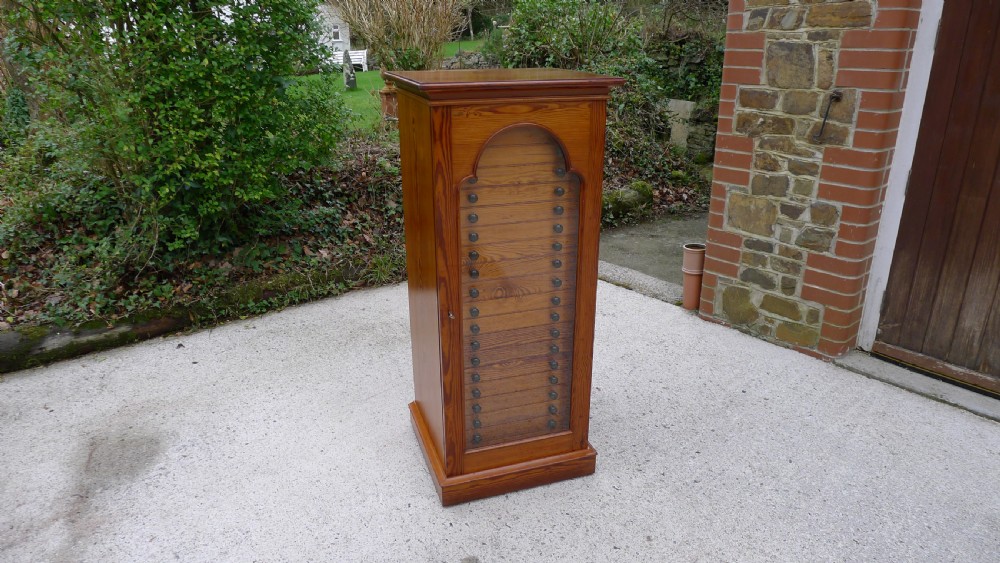 A SUPERB 20 DRAWER CLASSIC J.T.CROCKETT OF CAVENDISH SQUARE, COLLECTORS CABINET CIRCA 1885. (CONTINENTAL DEPTH DRAWERS). View III