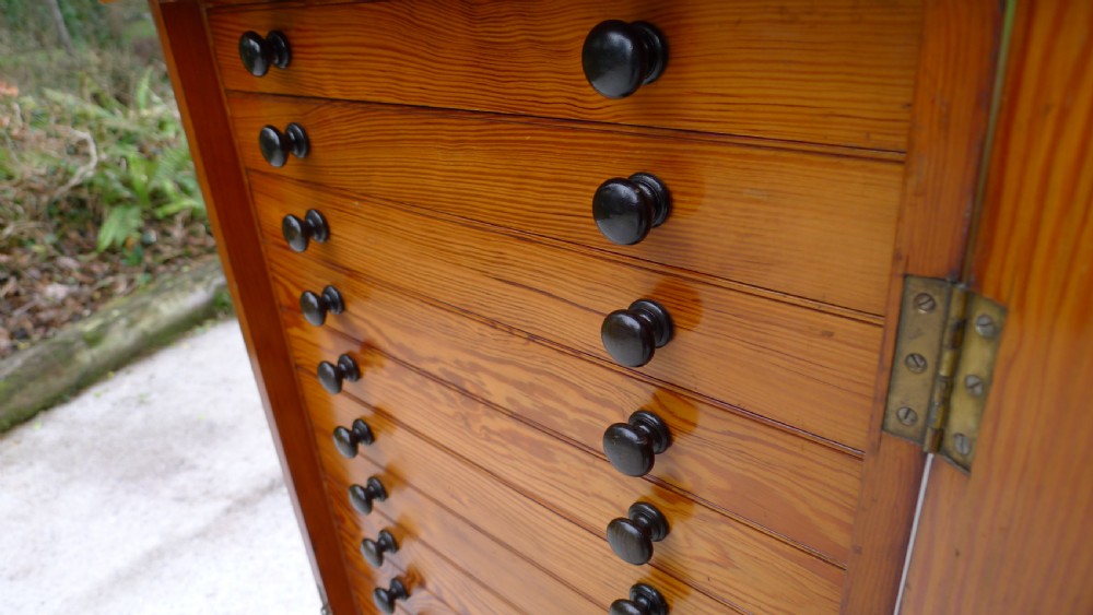 A SUPERB 20 DRAWER CLASSIC J.T.CROCKETT OF CAVENDISH SQUARE, COLLECTORS CABINET CIRCA 1885. (CONTINENTAL DEPTH DRAWERS). View VII