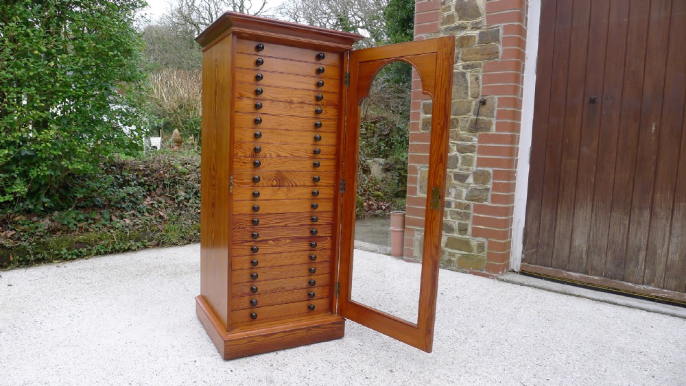 A SUPERB 20 DRAWER CLASSIC J.T.CROCKETT OF CAVENDISH SQUARE, COLLECTORS CABINET CIRCA 1885. (CONTINENTAL DEPTH DRAWERS). View XI