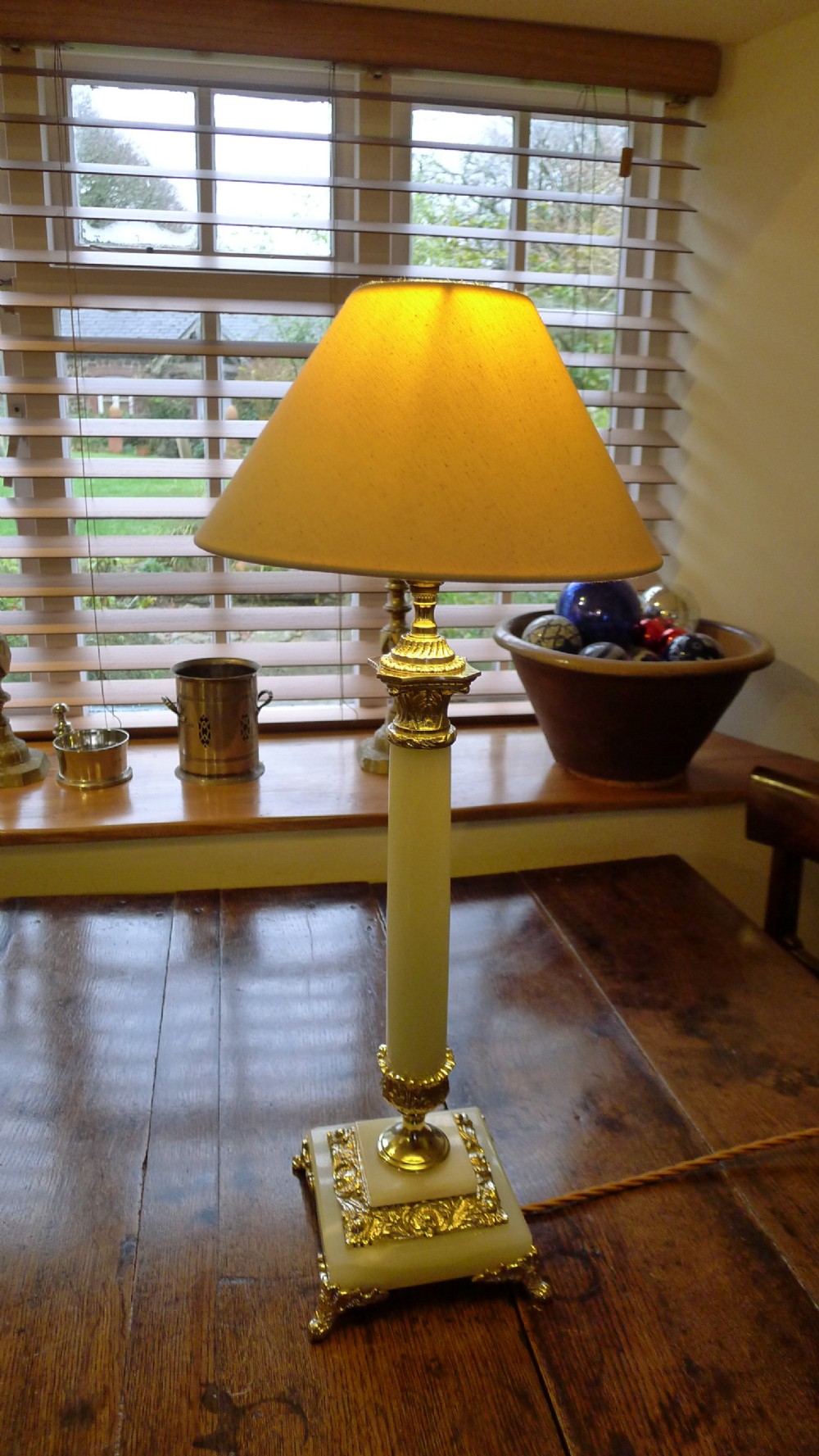 A GOOD AND ATTRACTIVE TABLE LAMP IN EXCELLENT WORKING ORDER.