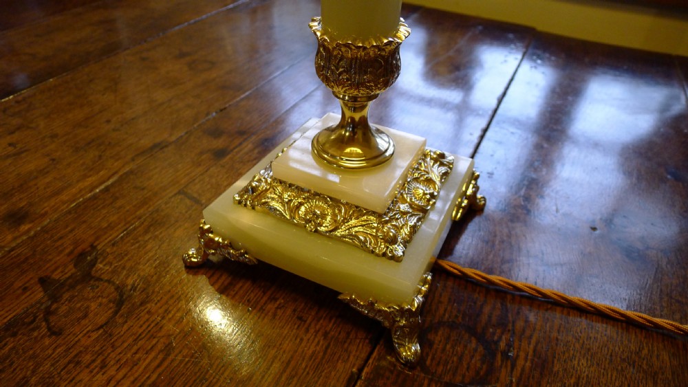 A GOOD AND ATTRACTIVE TABLE LAMP IN EXCELLENT WORKING ORDER. View II