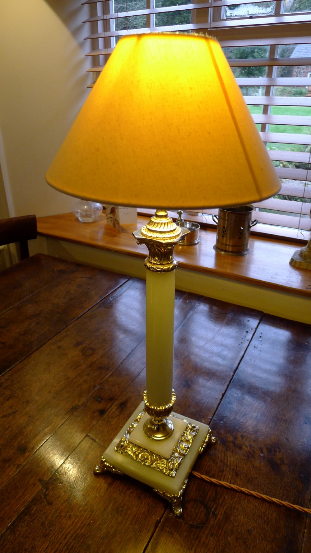 A GOOD AND ATTRACTIVE TABLE LAMP IN EXCELLENT WORKING ORDER. View IV
