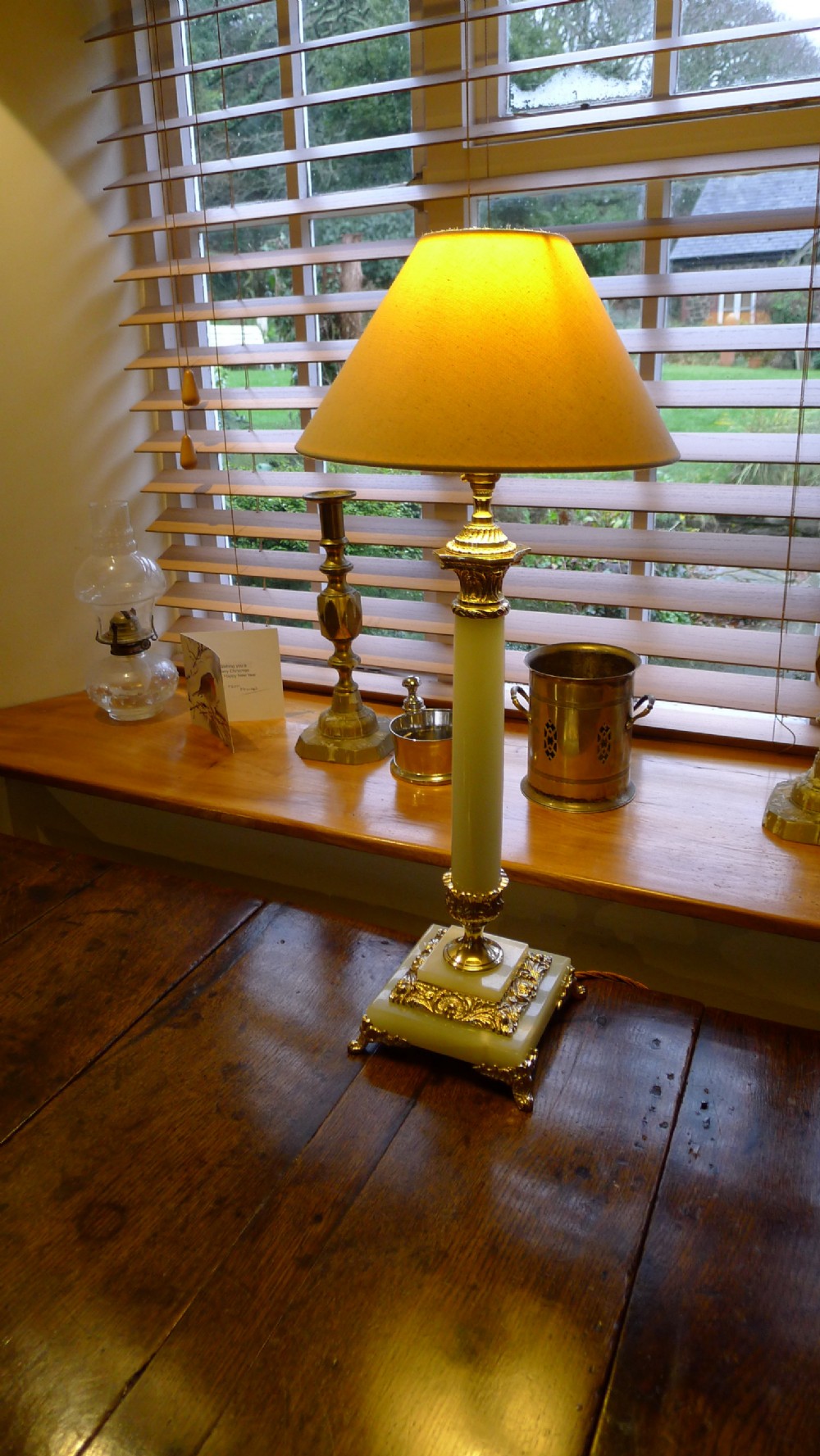 A GOOD AND ATTRACTIVE TABLE LAMP IN EXCELLENT WORKING ORDER. View V