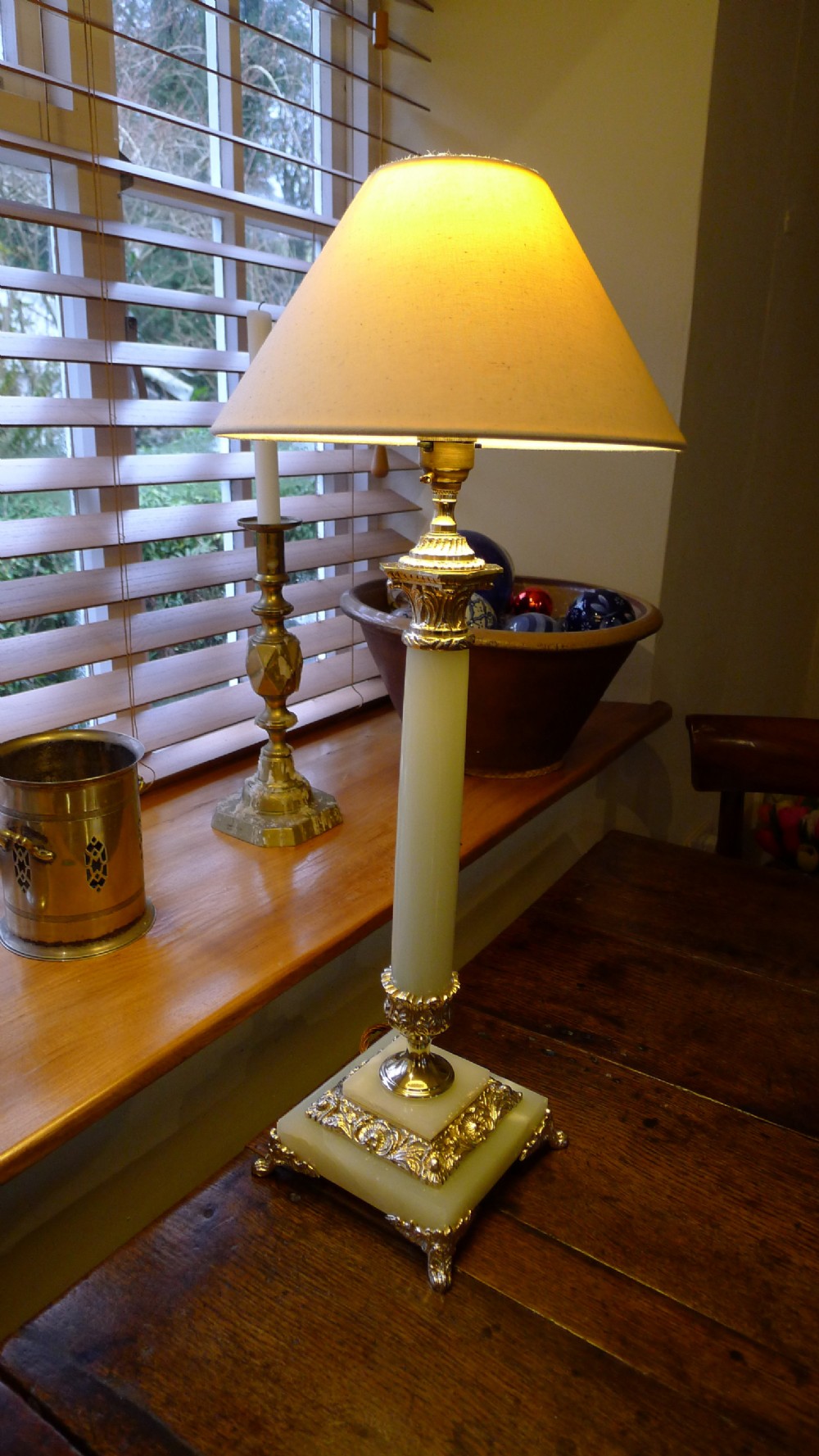 A GOOD AND ATTRACTIVE TABLE LAMP IN EXCELLENT WORKING ORDER. View VI