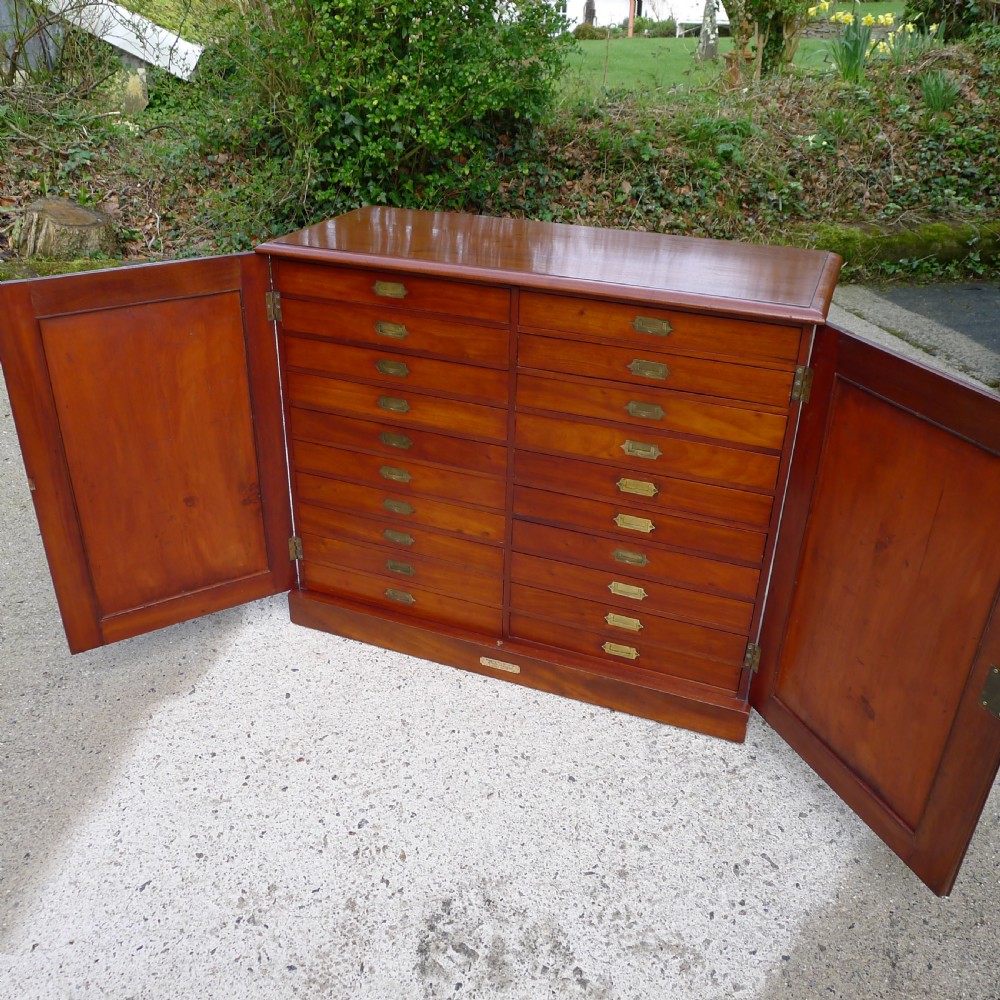 A GOOD AND HIGHLY VERSATILE HONDURAS MAHOGANY COLLECTORS CABINET CIRCA 1870.